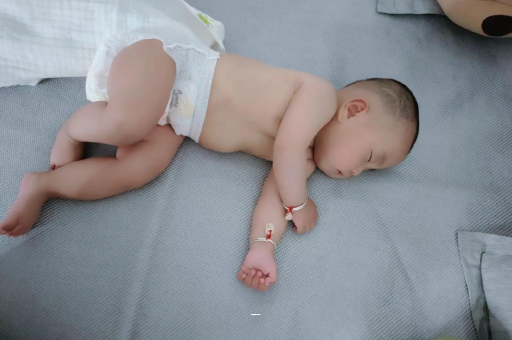 安康五个月宝宝拇指内扣 安康五个月宝宝拇指内扣